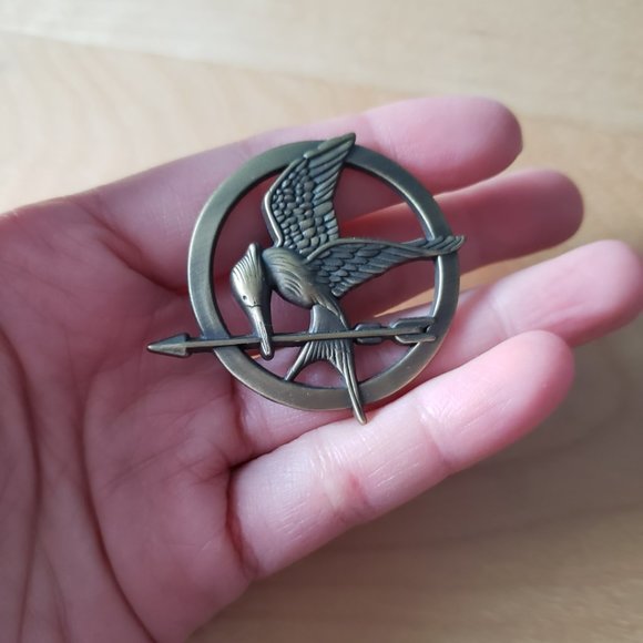 The Hunger Games Movie Mockingjay Prop Rep Pin - Picture 4 of 4
